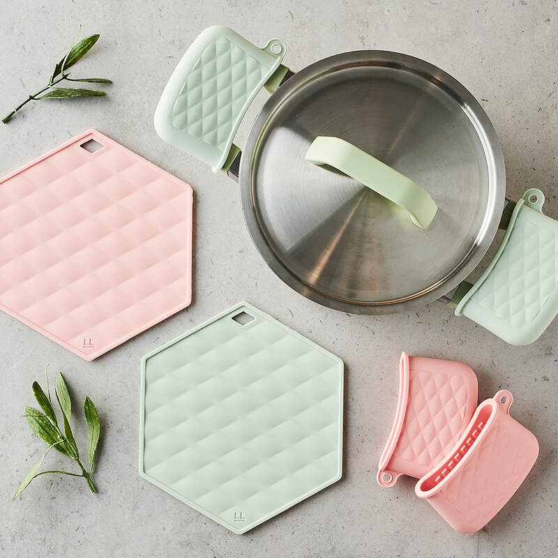 Bộ 1 Miếng L&oacute;t Nồi V&agrave; 2 Miếng L&oacute;t Tay Cầm Bằng Silicone Locknlock - 2 M&agrave;u (Xanh Mint, Hồng) - 10.7x6.7cm - CKT224S01 image number null